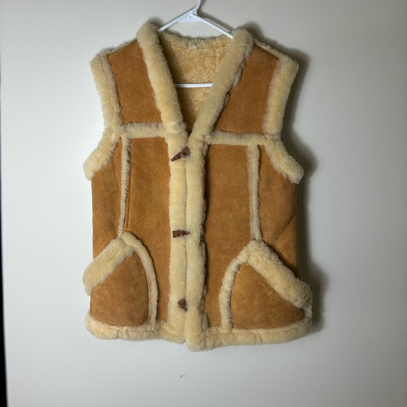 Vintage shearling unisex vest coat with pockets & toggle closure - Picture 2 of 14